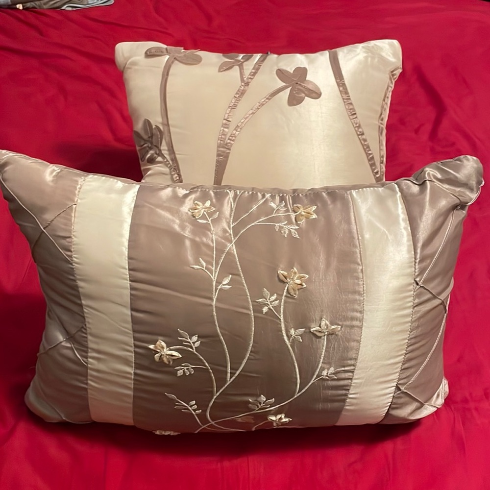 Gold decorative pillows